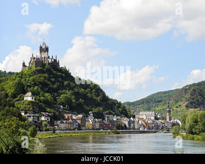 Blick auf Cochem Mosel und Cochem Kaiserburg über Stadt in Deutschland Stockfoto