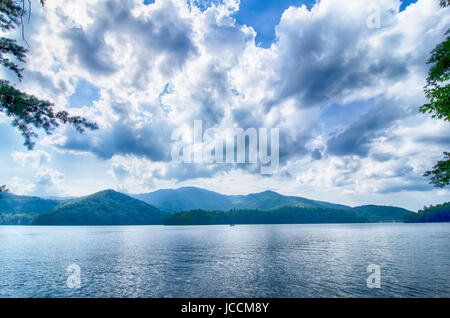 See Santeetlah in Great Smoky Mountains im Sommer Stockfoto