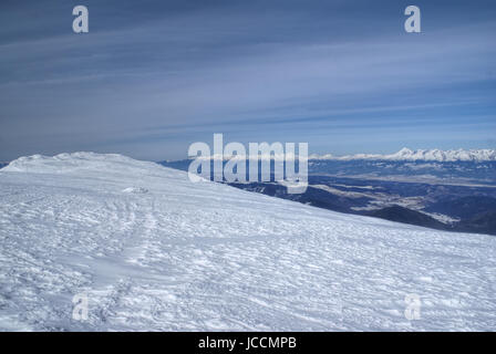 Malerische Aussicht auf Kralova Hola Berg in niederen Tatra schneebedeckt, Slowakei Stockfoto