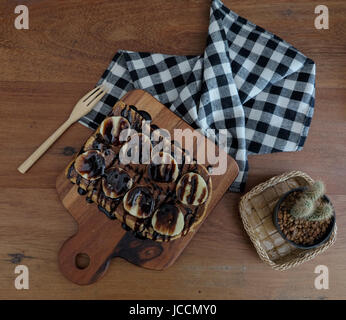 Toast belegt mit in Scheiben geschnittenen Bananen, Nüssen, Schokolade und Karamell-Sirup Stockfoto