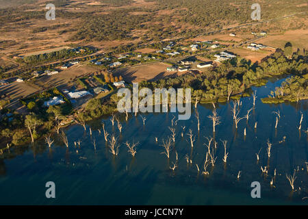 Eine Antenne Veiw des Murray River bei Gol Gol, eine Kleinstadt an der NSW-Seite des Flusses in der Nähe von Mildura. Weinberge und Obstgärten machen Weg für resid Stockfoto