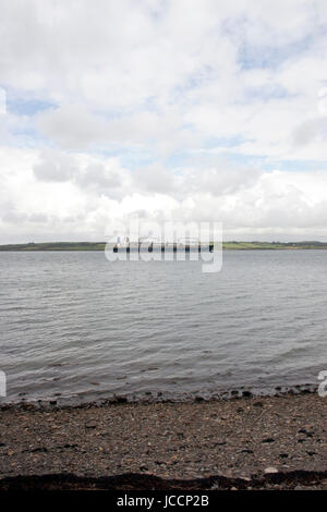 Frachtschiff mit Windmühle Teile auf seiner Reise durch Youghal Bergen County Cork Irland Stockfoto