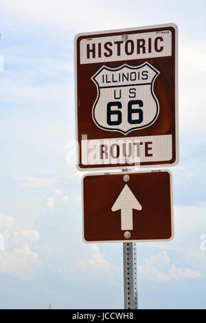 Am Straßenrand Marker zeigt den ursprünglichen Pfad der Route 66 durch chenoa Illinois, wo er durchquert die Autobahn 24. Stockfoto