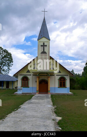 Weg zur Kirche in Samosir Island. Toba-See, Nord-Sumatra, Indonesien Stockfoto