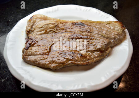 Schönes Stück rotes Fleisch Rindfleisch auf einem Teller bereit, Essen Stockfoto