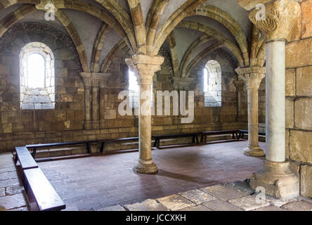 Ein altes Zimmer in den Kreuzgängen zeigt einen alten gotischen architektonischen Raum mit Säulen und Gewölbedecken. Stockfoto