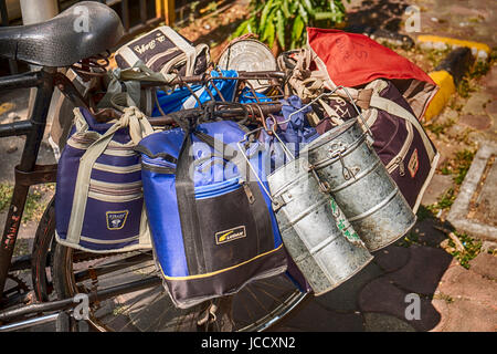 Ein Fahrrad ist vollgepackt mit Lunchboxes in Säcken und Dosen bereit, durch die Straßen von Mumbai mit der Dabbawalla Lieferservice zugestellt werden. Stockfoto