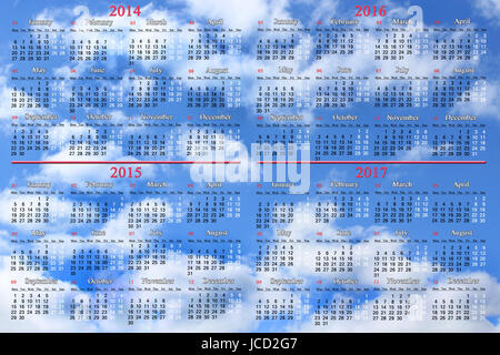 Bürokalender für die Jahre 2014-2017 auf dem Hintergrund des blauen Himmels Stockfoto