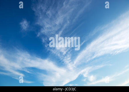 Fantastische weichen weißen Wolken gegen blauen Himmel Stockfoto