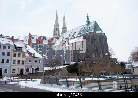 Blick Auf Die Pfarrkirche St. Peter Und Paul in Görlitz in Sachsen, Deutschland Und Die Historische Altstadt; Majestätischer Sakralbau Mit Zwei Türmen, Auch Peterskirche dimmed Blick auf die Pfarrkirche St. Peter und Paul in Görlitz in Sachsen, Deutschland und die historische Altstadt; majestätische Sakralbau mit zwei Türmen, auch Peterskirche genannt Stockfoto