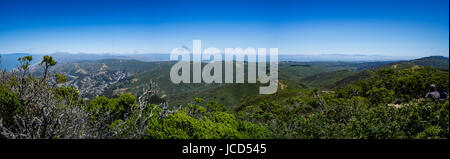 Panorama vom Gipfel Montara Peak aussehende Ost in Mount Diablo. Gesehen vom Trail zum Montara-Gipfel, auf einer sonnigen Su McNee Ranch State Park, Kalifornien, USA Stockfoto