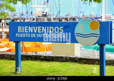 Willkommen Sie Schild am Hafen von Colonia del Sacramento, Uruguay. Es ist eine der ältesten Städte in Uruguay Stockfoto