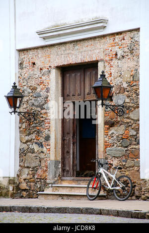 Eingang der Basilika des Heiligen Sakraments in Colonia del Sacramento, Uruguay. Es ist eine der ältesten Städte in Uruguay Stockfoto