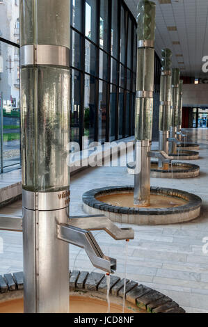 Thermalwasser in der Spa Karlovy Vary, Tschechien. Stockfoto