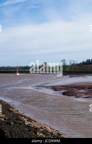 Yacht vor Anker an der Mündung der Exe zwischen Turf Schlösser und Powderham Castle. Devon, UK. April 2016. Stockfoto