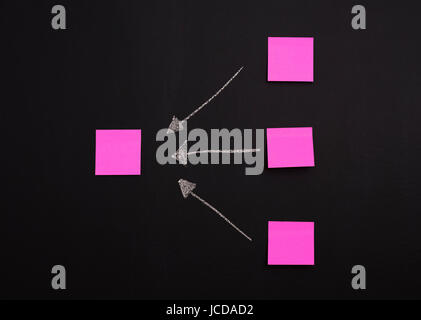 Diagramm der leere Haftnotizen auf Tafel Stockfoto
