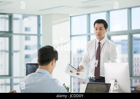 Geschäftsleute, die mit einem Treffen Stockfoto