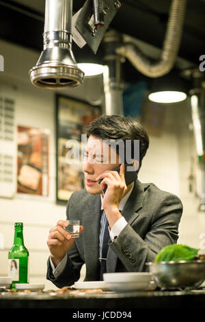 Porträt des einzigen Geschäftsmann am Handy im Restaurant sprechen Stockfoto