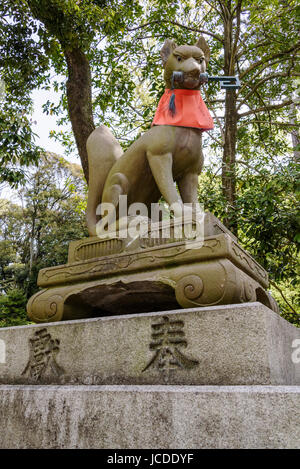 Fushimi Inari-Taisha Schrein und Stone fox Statue. Stockfoto