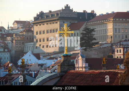 Eine Luftaufnahme der Prager Burg und Malostranske Namesti genommen vom oberen Rand der Nikolaus Kirche in Prag. Das goldene Kreuz Kathedrale Dach Stockfoto