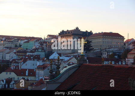 Eine Luftaufnahme der Prager Burg und Malostranske Namesti genommen vom oberen Rand der Nikolaus Kirche in Prag. Das goldene Kreuz Kathedrale Dach Stockfoto