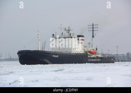 Russischer dieselelektrische Eisbrecher "Mudyug" am Eingang zum Hafen der Stadt. Es bricht durch das Eis (macht den Weg frei) für Handelsschiffe, Liner. Stockfoto