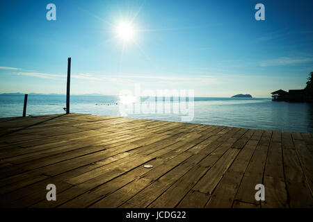 Silhouette Holzsteg neben tropischen Meer mit Sonnenuntergang, Rawa Strand, Malaysia. Stockfoto