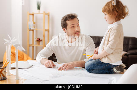 Überrascht, Anhebung der Augenbrauen beim sprechen an seinen Sohn Vater Stockfoto