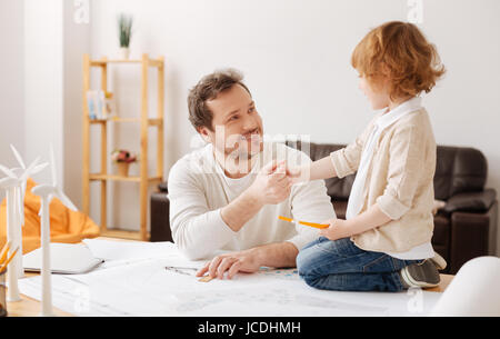 Freuen uns Vater und Sohn Hand in Hand Stockfoto