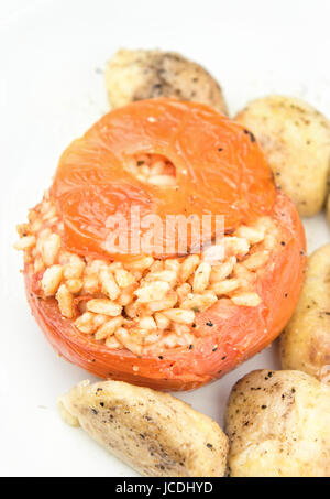 Reis gefüllte Tomaten mit Kartoffeln Stockfoto