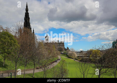 Edinburgh, Schottland, blauer Himmel, E. Fürsten St. Gärten, leuchtend grünen Rasen, hoch aufragenden Scott Memorial und wogenden Wolken, Blick vom Royal Scot Akademie Stockfoto