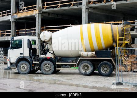 Betonmischer-LKW auf die Baustelle. Stockfoto