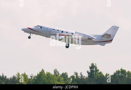 Kleinen kommerziellen Flugzeug abheben. Stockfoto