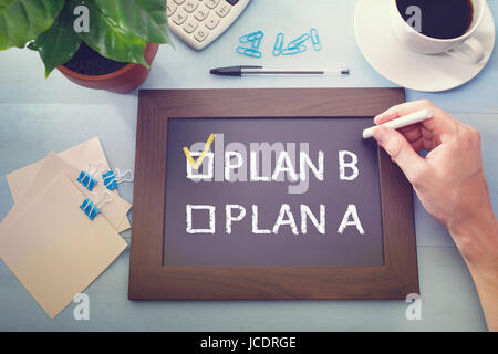 Mann prüfen PLAN B auf einer Tafel Stockfoto