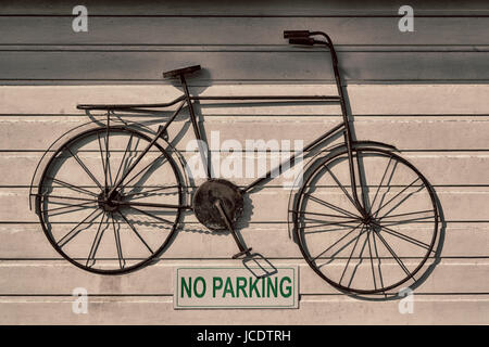 ein kein Parkin-Signal in der Garage Tür und Antik Fahrrad hängen Stockfoto