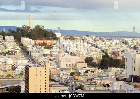 Coit Tower, aka der Lillian Coit Memorial Tower auf dem Telegraph Hill Viertel von San Francisco, California, Vereinigte Staaten von Amerika. Ein Blick auf die Flutted weißen Turm von Lombard Street. Stockfoto