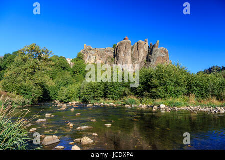 Frankreich, Haute-Loire (43), Arlempdes, Labellisé Les Plus Beaux Dörfer de France, la Loire, la Chapelle et Les Ruines du Château Sur Les Falaise de Ba Stockfoto