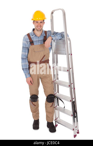 Arbeiter tragen Schutzhelm. Isoliert auf weiss Stockfoto