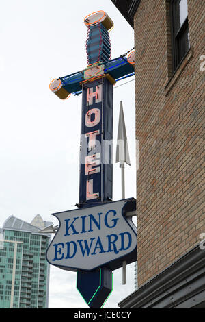 Melden Sie sich für das King Edward Hotel in Calgary, Kanada. Das Zeichen ist in der Form eines Schwertes. Stockfoto