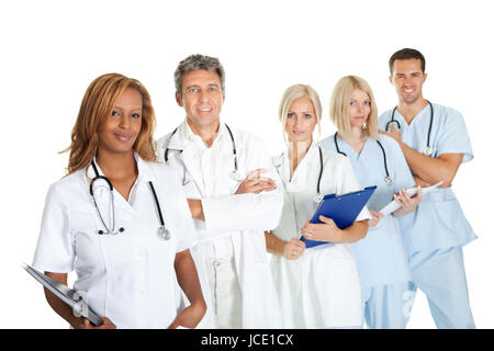 Porträt des Lächelns Multi ethnischen Ärzteteam vor weißem Hintergrund Stockfoto