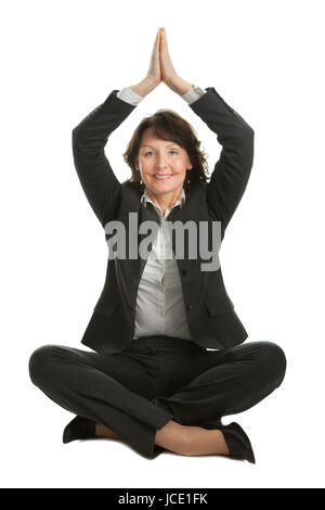 Geschäftsfrau sitzen im Lotussitz Blume des Yoga. Isoliert auf weiss Stockfoto