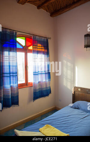 Schöne authentische arabische Schlafzimmer in einem traditionellen marokkanischen Riad (Gästehaus). Essaouira, Marokko Stockfoto