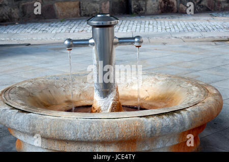 Thermalwasser in der Spa Karlovy Vary, Tschechien. Stockfoto