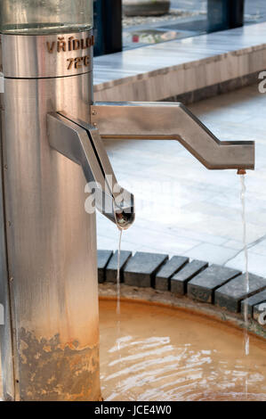 Thermalwasser in der Spa Karlovy Vary, Tschechien. Stockfoto
