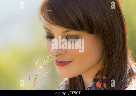 Die junge Frau ist die natürliche Schönheit genießen. Wunderbares Bild mit schönen Farben. Stockfoto