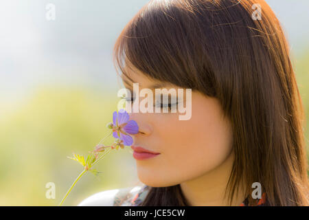 Die junge Frau genießt die Schönheit der Natur. Wunderbares Bild mit schönen Farben. Stockfoto