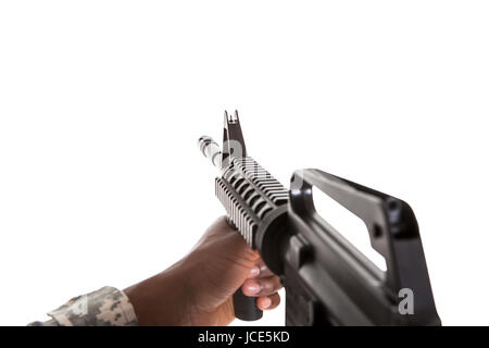 Nahaufnahme des afrikanischen Soldaten mit dem Ziel mit Pistole Over White Background Stockfoto