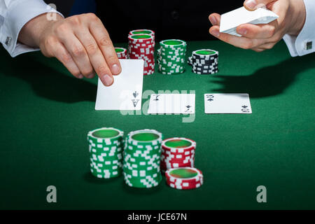 Nahaufnahme der Croupier Vermittlung von Karten auf den Tisch Stockfoto