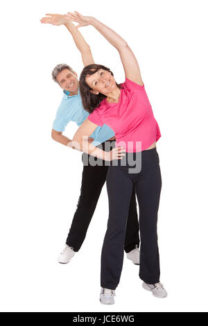 Aktive ältere paar Fitness zu tun. Isoliert auf weiss Stockfoto