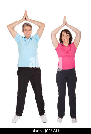 Aktive ältere paar Fitness zu tun. Isoliert auf weiss Stockfoto